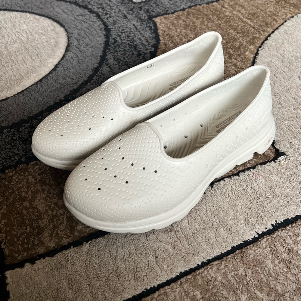 Women’s Foamies By Skechers Size 9